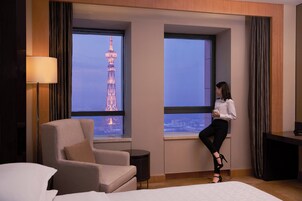 Ropa de cama de alta calidad y minibar 