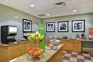 Free daily buffet breakfast  - Hampton Inn Tunkhannock (Tunkhannock)