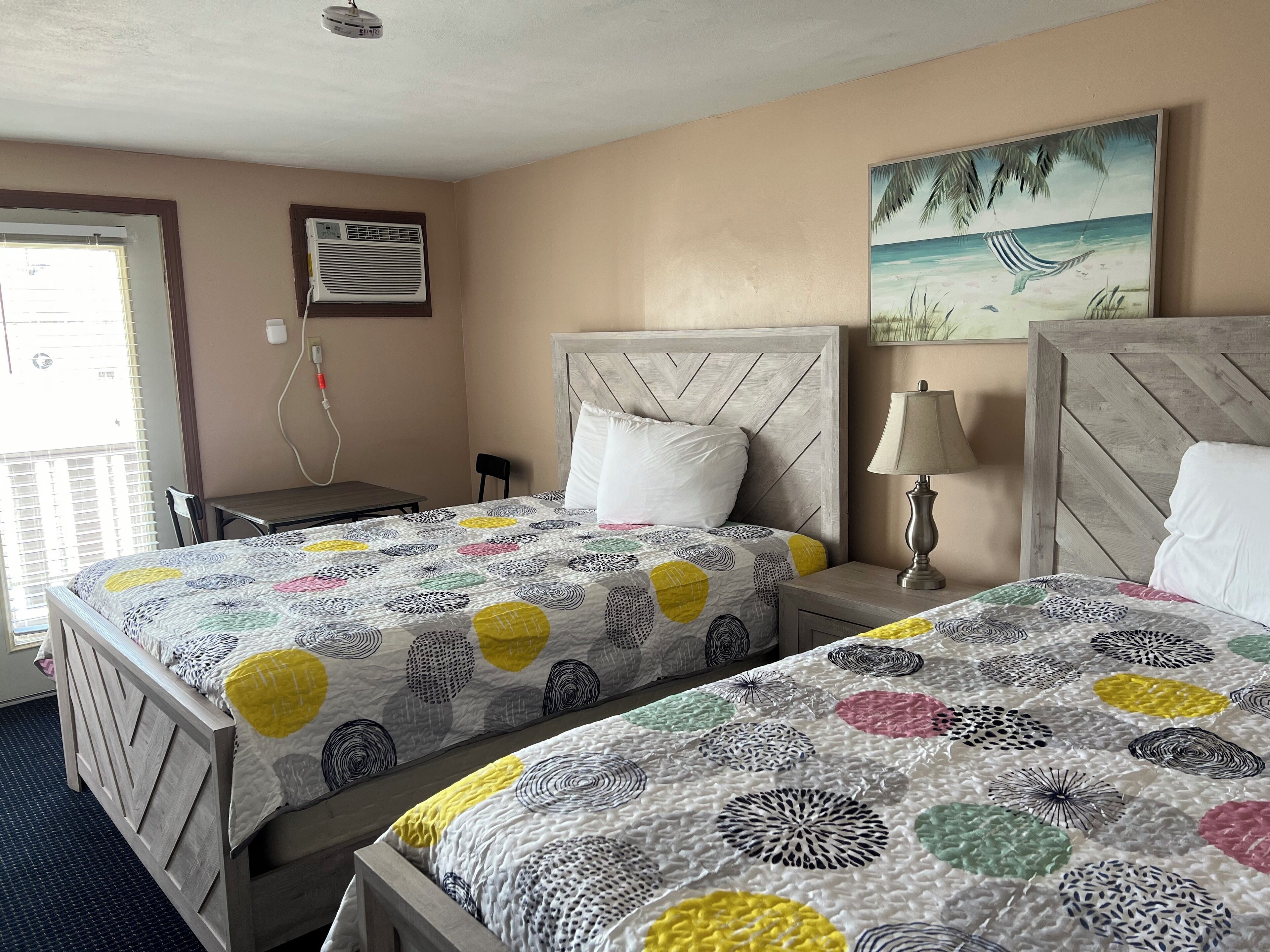 Escritorio, wifi gratis y ropa de cama 