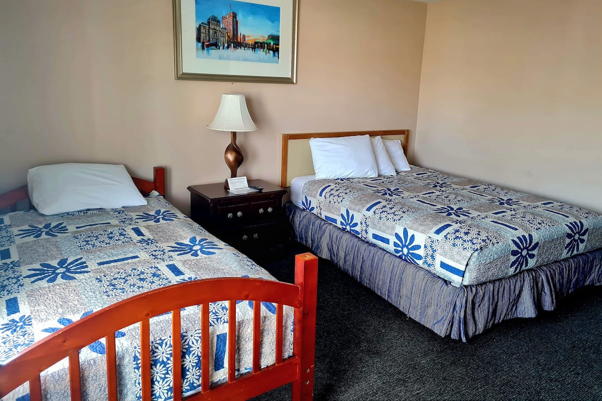 Mini Suite with Separate bedroom, Kitchen | 1 kamar tidur, meja kerja, Wi-Fi gratis, dan seprai linen