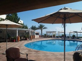 Una piscina al aire libre, sombrillas