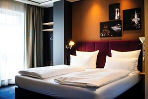 In-room safe, desk, soundproofing, free WiFi - Motel One Stuttgart - Mitte (Stuttgart)