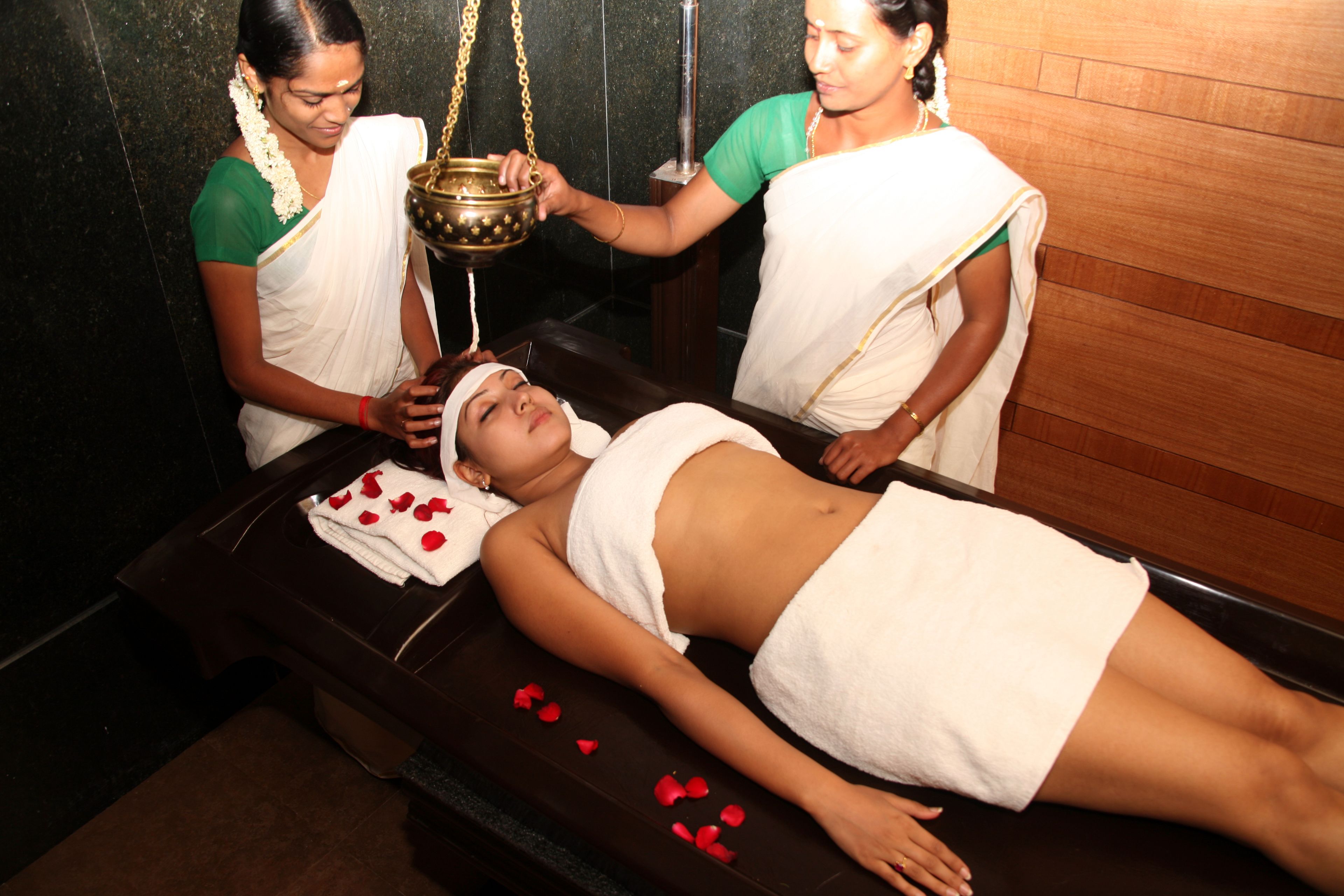 Couples treatment rooms, sauna, steam room, body treatments