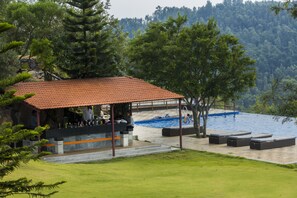 Alberca al aire libre y camastros 