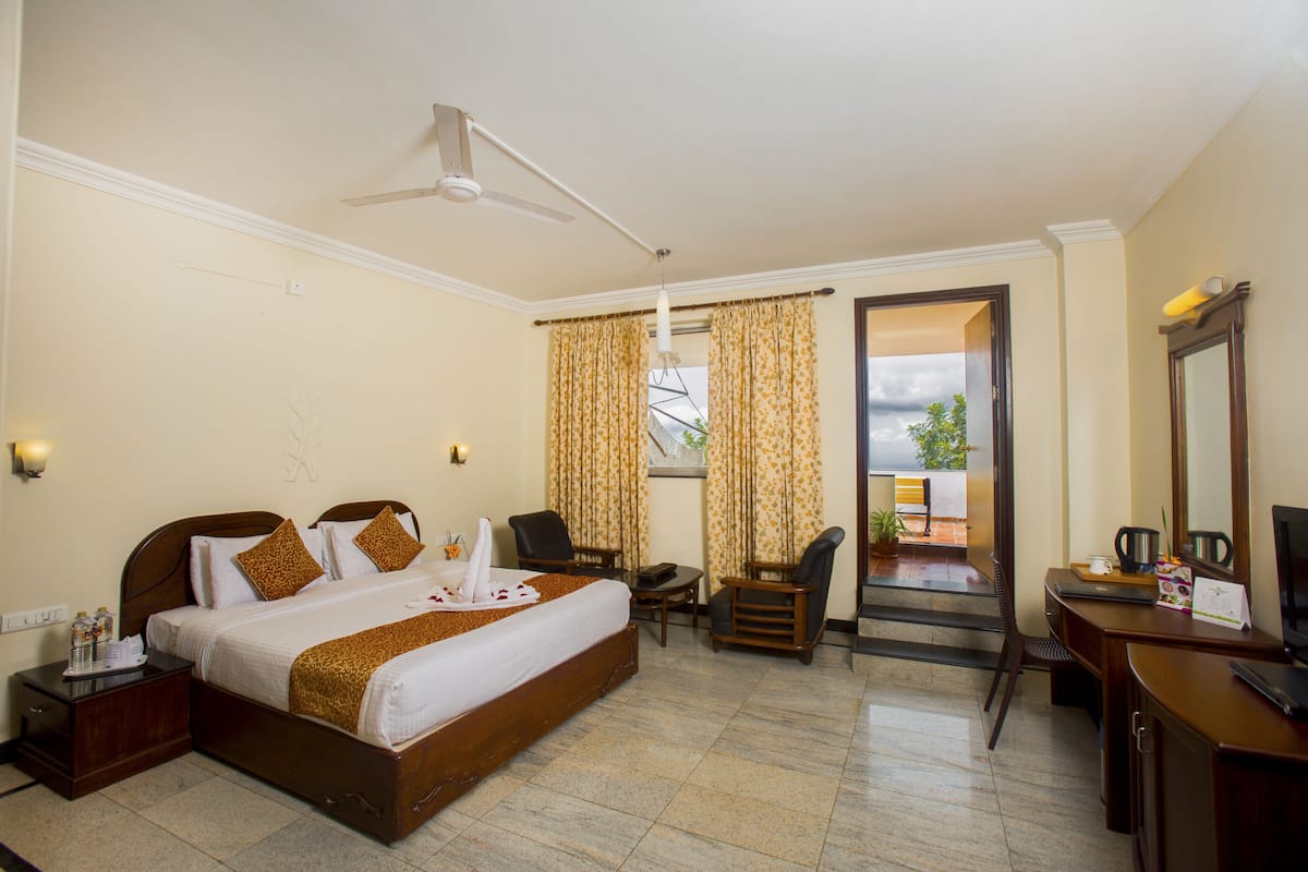 Premium bedding, in-room safe, desk, WiFi