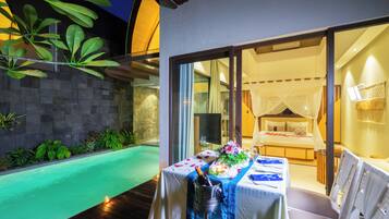 Breakfast, lunch and dinner served