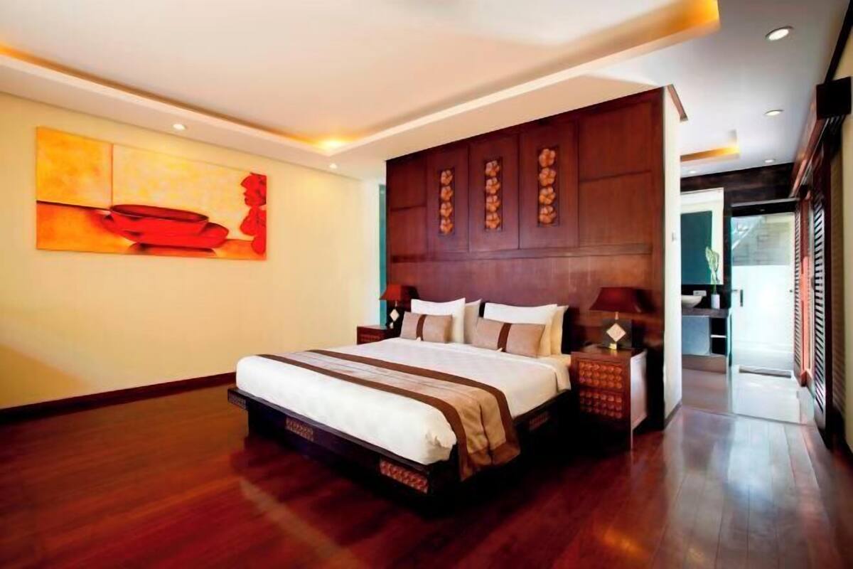 2 bedrooms, minibar, in-room safe, desk