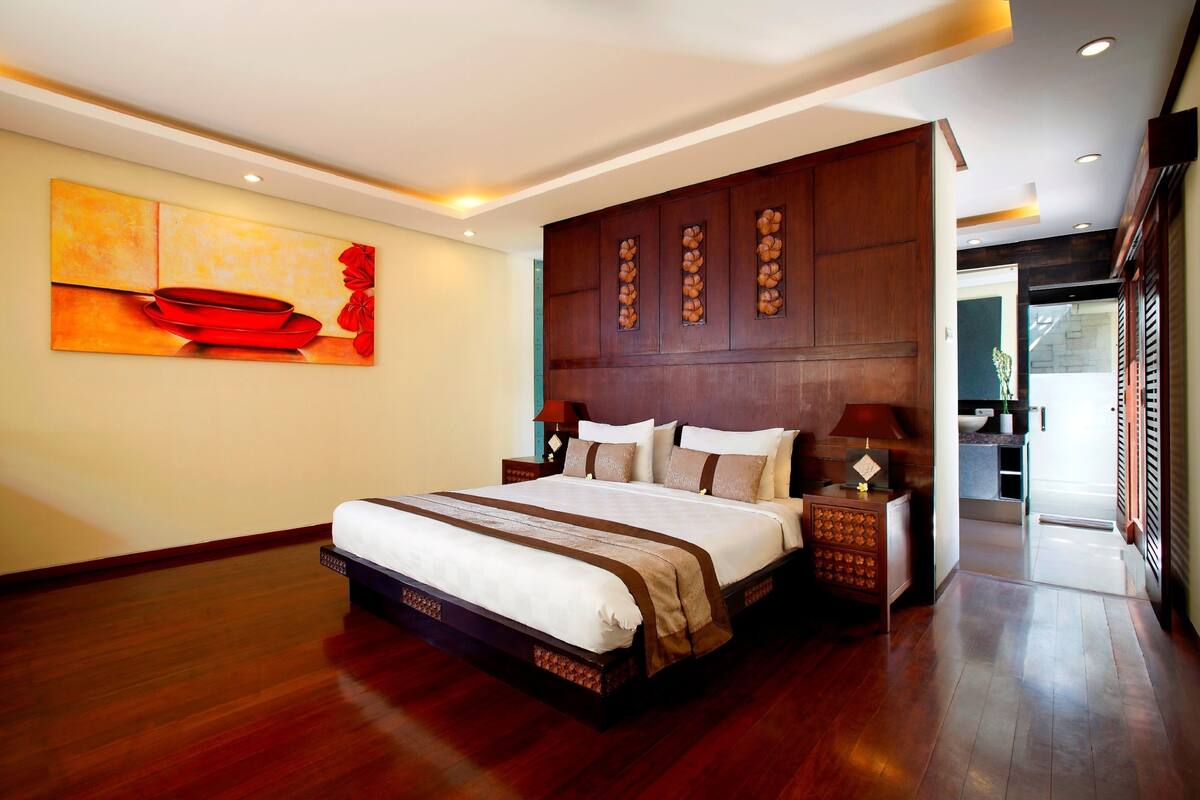 2 bedrooms, minibar, in-room safe, desk