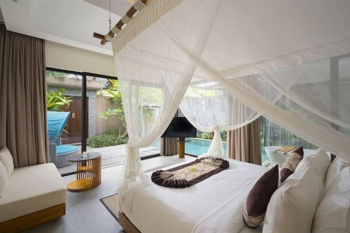 2 bedrooms, minibar, in-room safe, desk