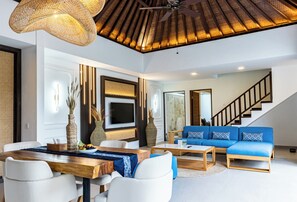 Villa Royale, 2 chambres, piscine privée | Coin séjour | Télévision LED de 32 pouces avec chaînes par câble, télévision