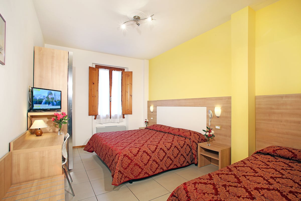 Camera con letto matrimoniale o 2 letti singoli | Una cassaforte in camera, con arredamento individuale, una scrivania