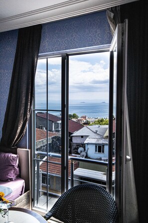 Chambre Triple Deluxe, non-fumeurs, vue mer | Draps en coton égyptien, literie de qualité supérieure