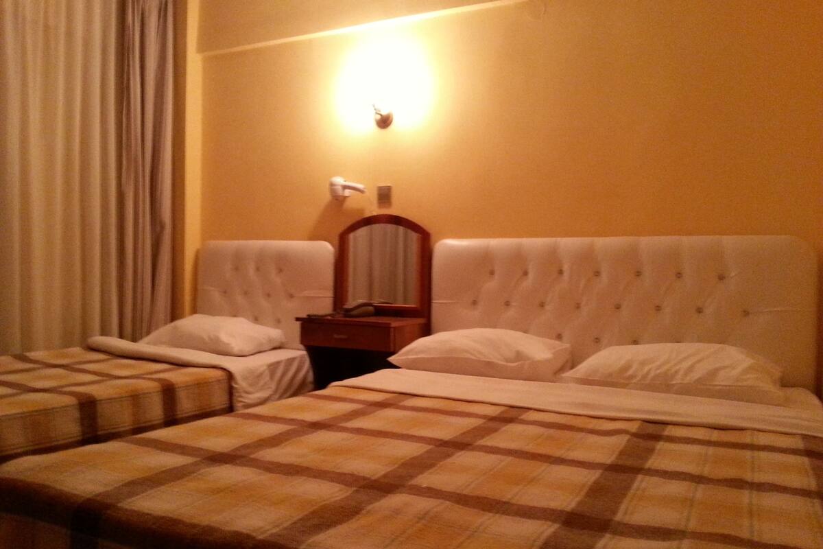 Room With Mineral Water Jakuzzi | 書桌、遮光布/窗簾、熨斗/熨衣板、折疊床/加床