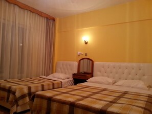 Bureau, rideaux occultants, fer et planche à repasser