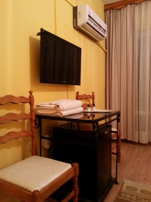 책상, 암막 커튼, 다리미/다리미판, 간이 침대
