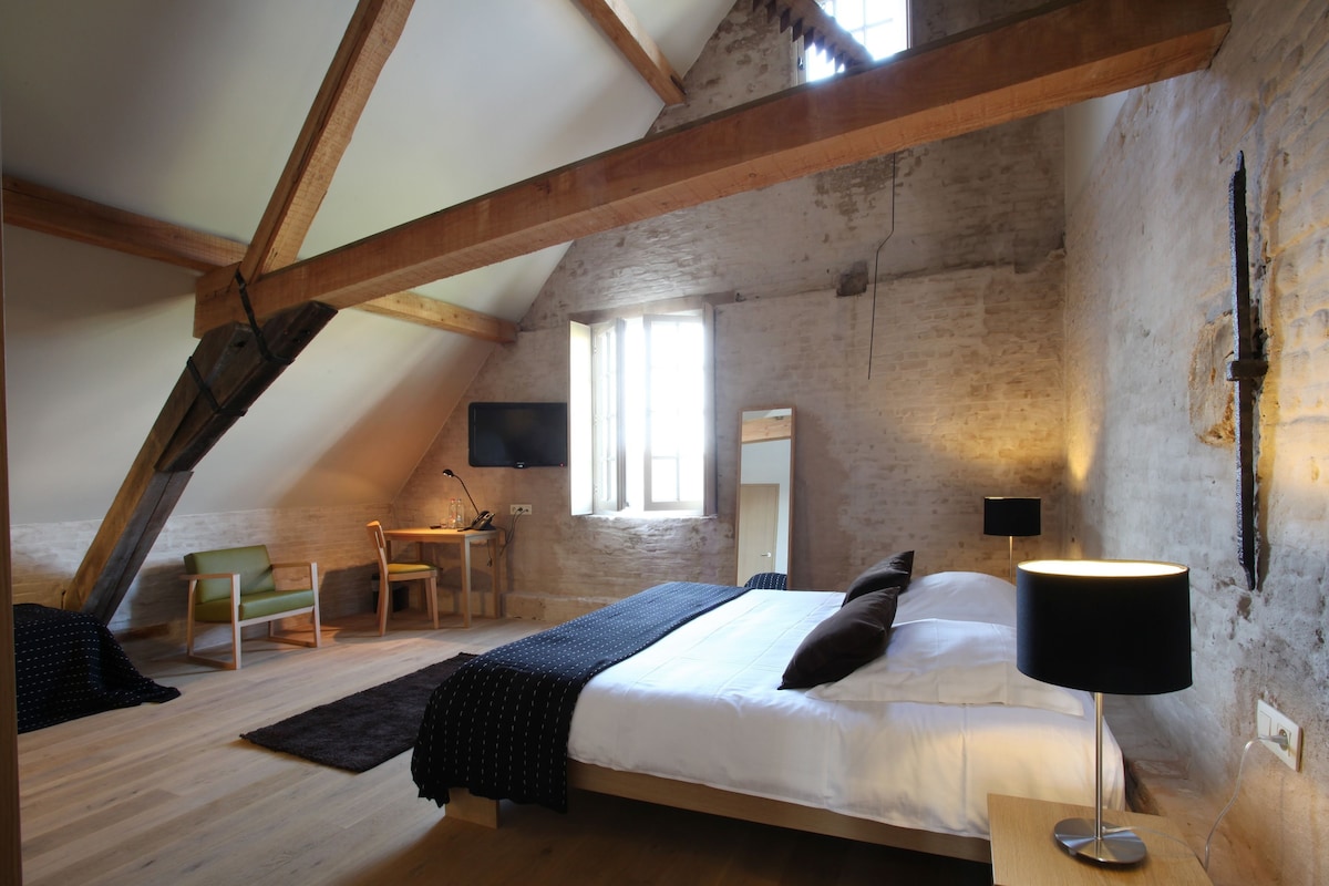 In-room safe, desk, cribs (free), WiFi