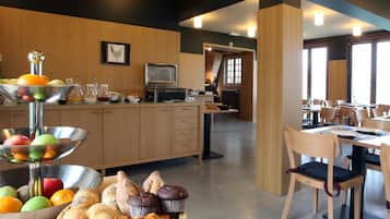 Free buffet breakfast