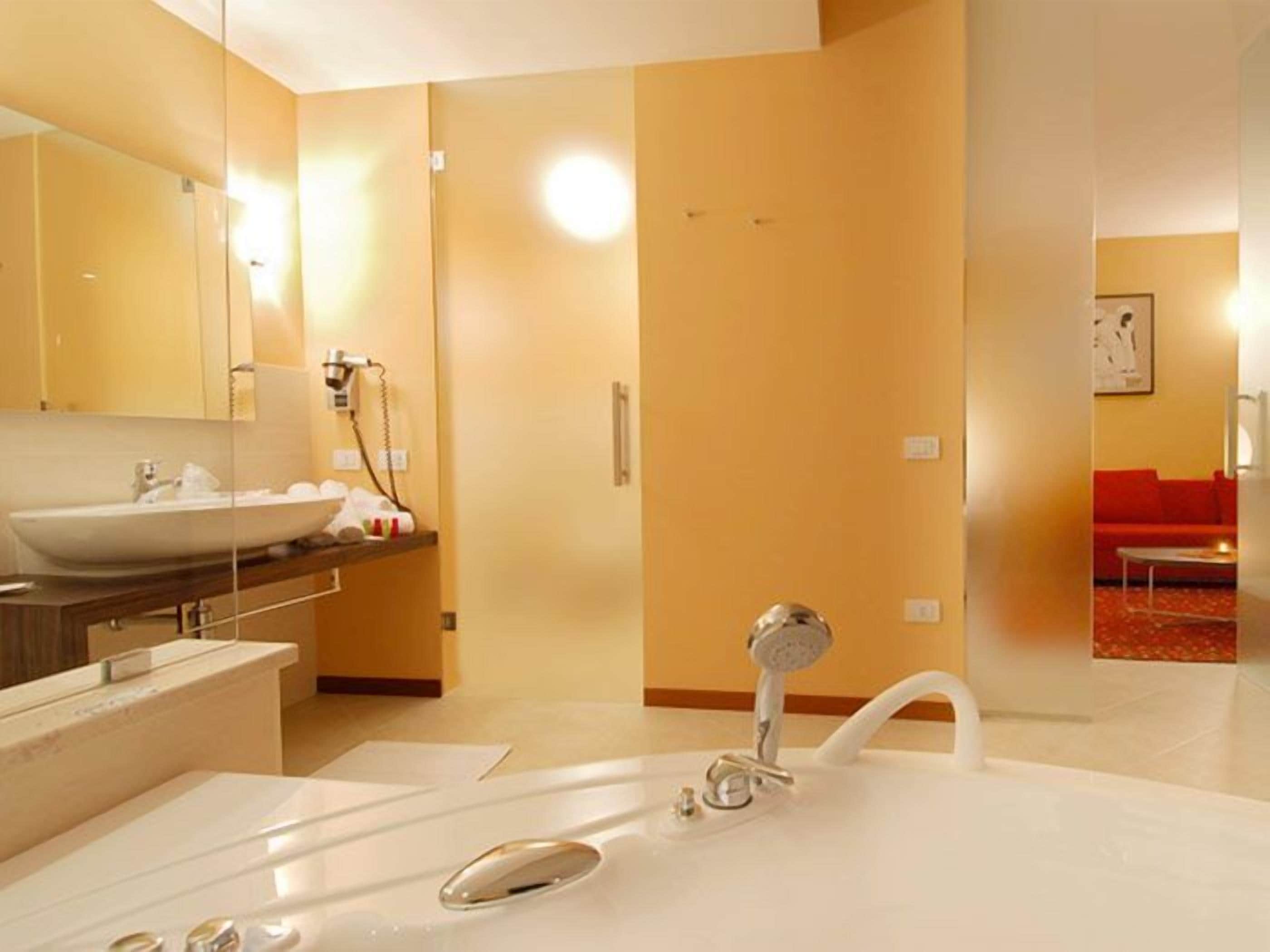 junior suite, jetted tub | bathroom amenities | rainfall showerhead, free toiletries, hair dryer, bidet