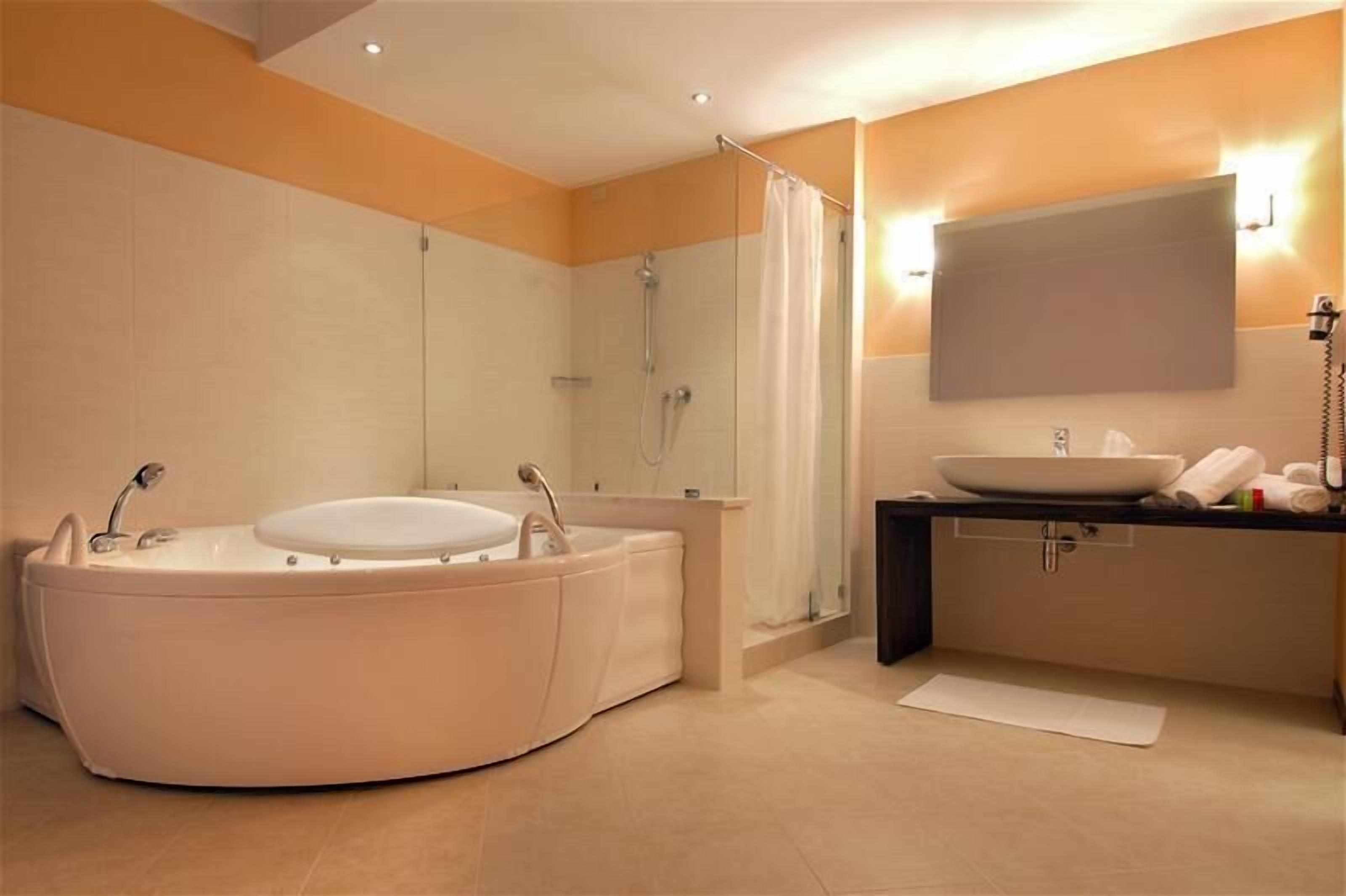 junior suite, jetted tub | bathroom | rainfall showerhead, free toiletries, hair dryer, bidet