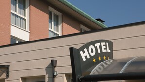 Een hotelschild met een dak en sterren.