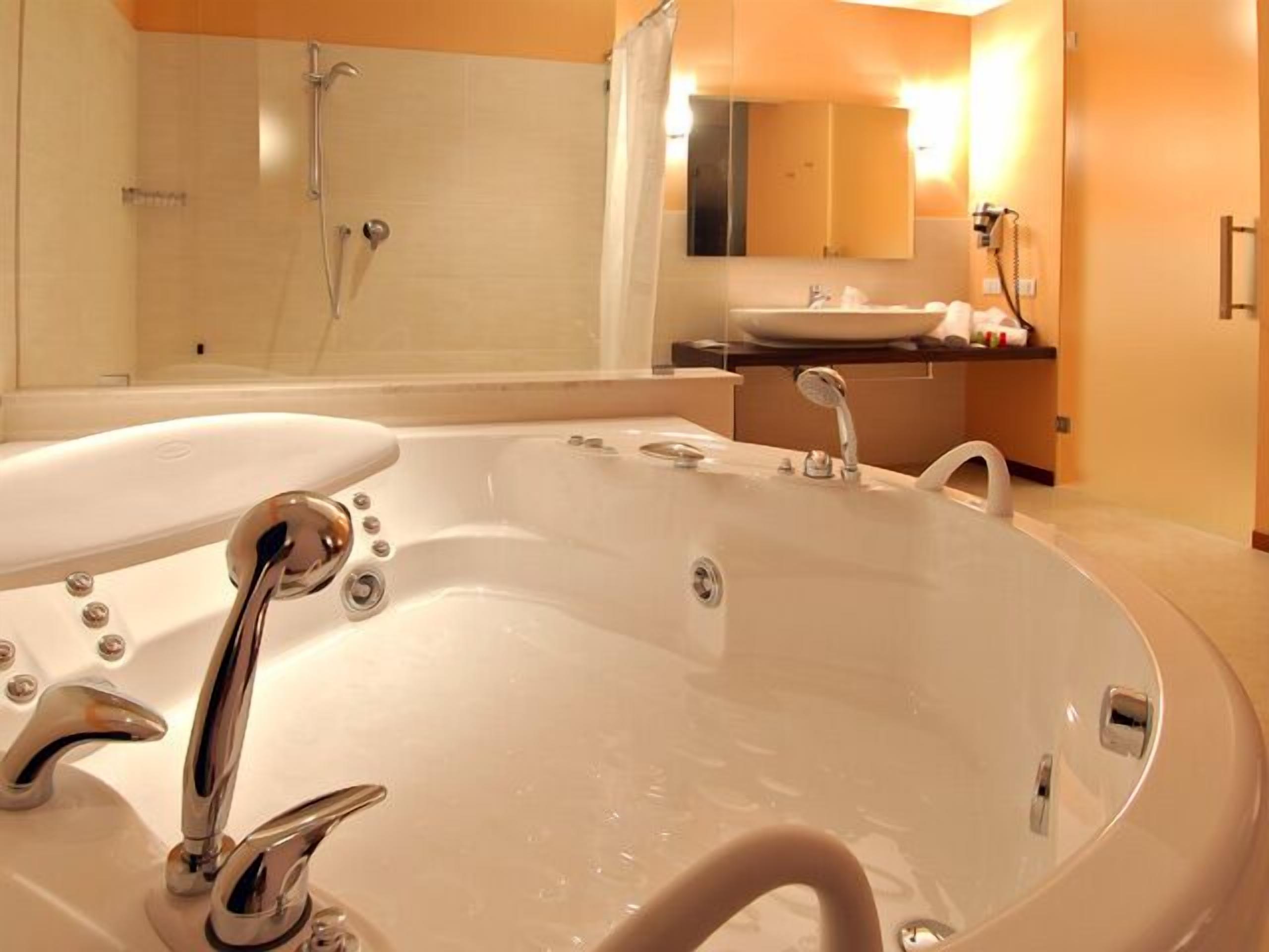 junior suite, jetted tub | jetted bathtub