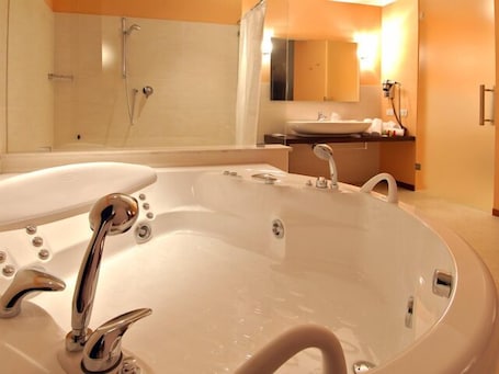 Suite Junior, idromassaggio | Vasca idromassaggio. Hotel Rosso Frizzante