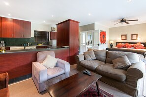 Familienzimmer, 1 Schlafzimmer | Wohnbereich | 54-cm-Plasmafernseher mit Satellitenempfang, Fernseher