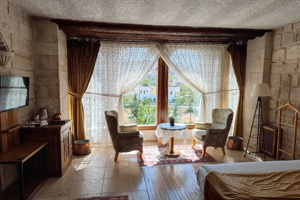 Elite Double Room | Down comforters, pillowtop beds, in-room safe, blackout drapes