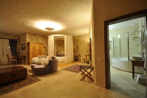 Design Suite | Bathroom | Shower, hydromassage showerhead, free toiletries, hair dryer - Goreme Inn Hotel +8 Adults Only (Nevsehir)