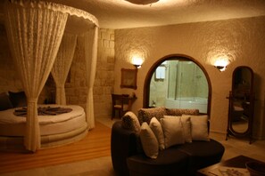 羽毛の掛け布団、ピロートップベッド、セーフティボックス (室内)、客室ごとに異なる装飾