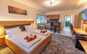 Superior-Apartment, Mehrere Betten, Balkon | Hochwertige Bettwaren, Minibar, Zimmersafe, Schreibtisch