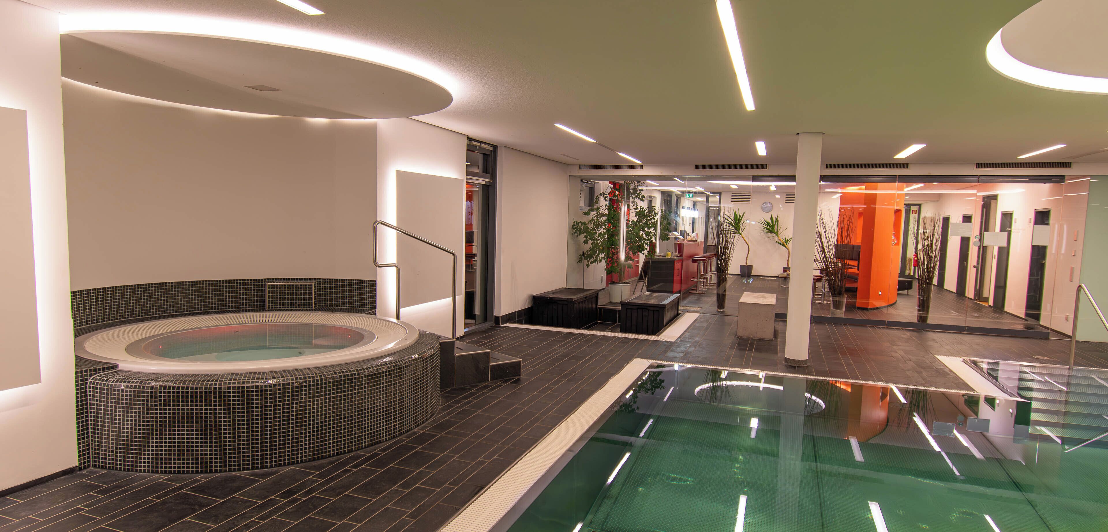 Indoor spabad