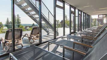 Salas de tratamiento para parejas, sauna y tina de hidromasaje