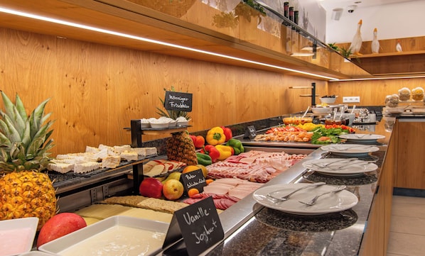 Tägliches Frühstücksbuffet gegen Gebühr