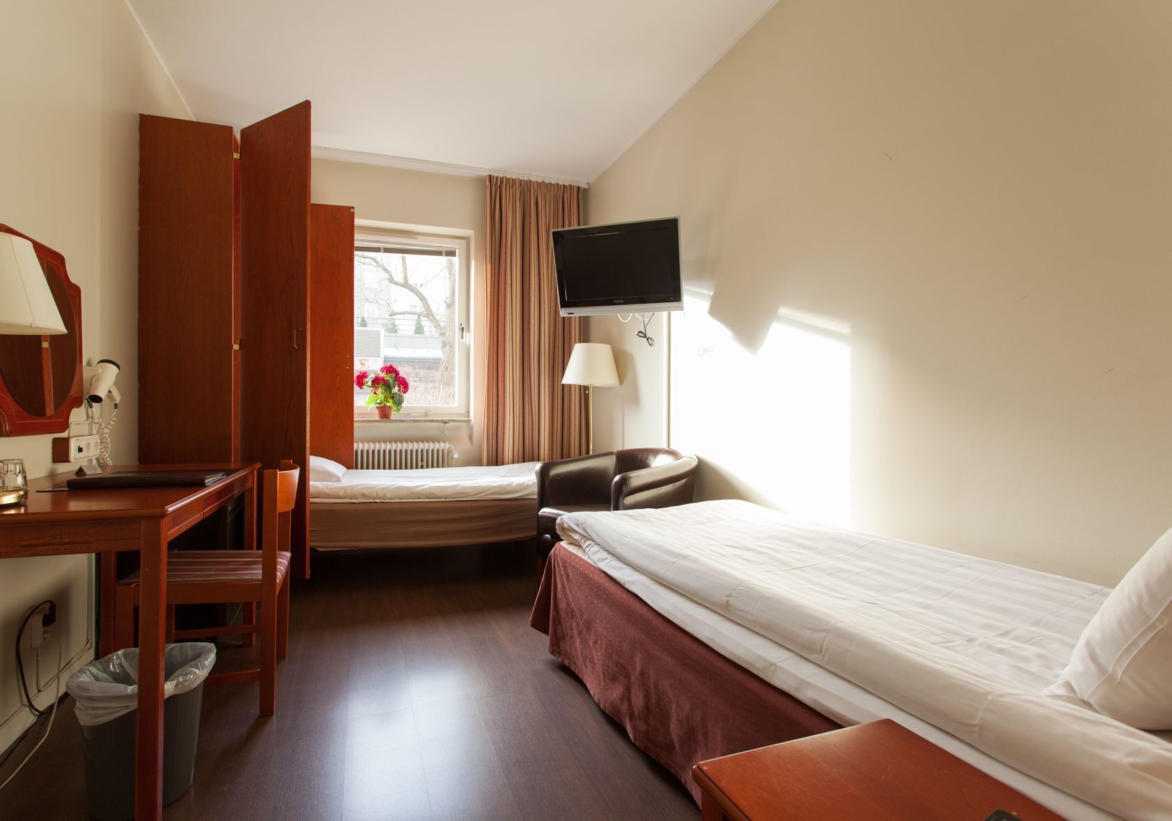Cortinas opacas, camas supletorias, wifi gratis y ropa de cama