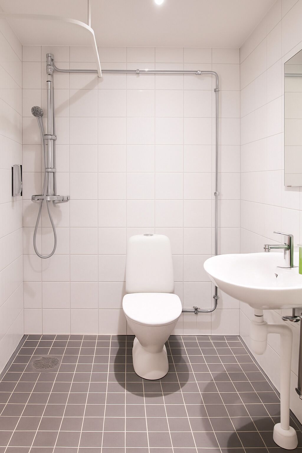 Un baño moderno con inodoro, ducha y lavamanos.