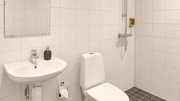 Economy Twin Room | Bathroom | Shower, towels