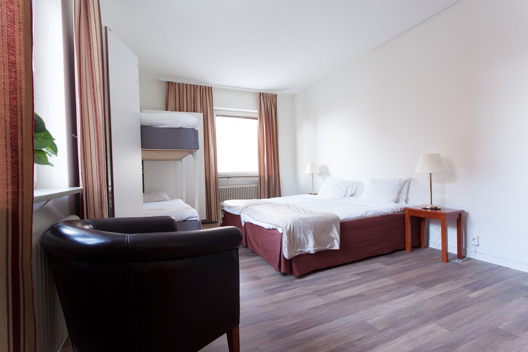 Cortinas blackout, camas plegables/adicionales y wifi gratis 