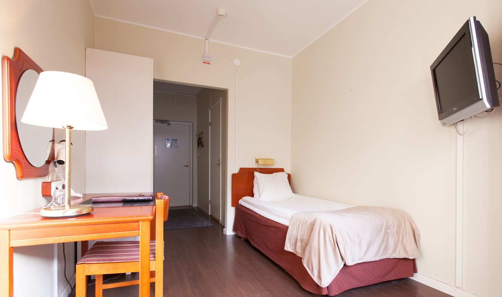 Cortinas opacas, camas supletorias, wifi gratis y ropa de cama