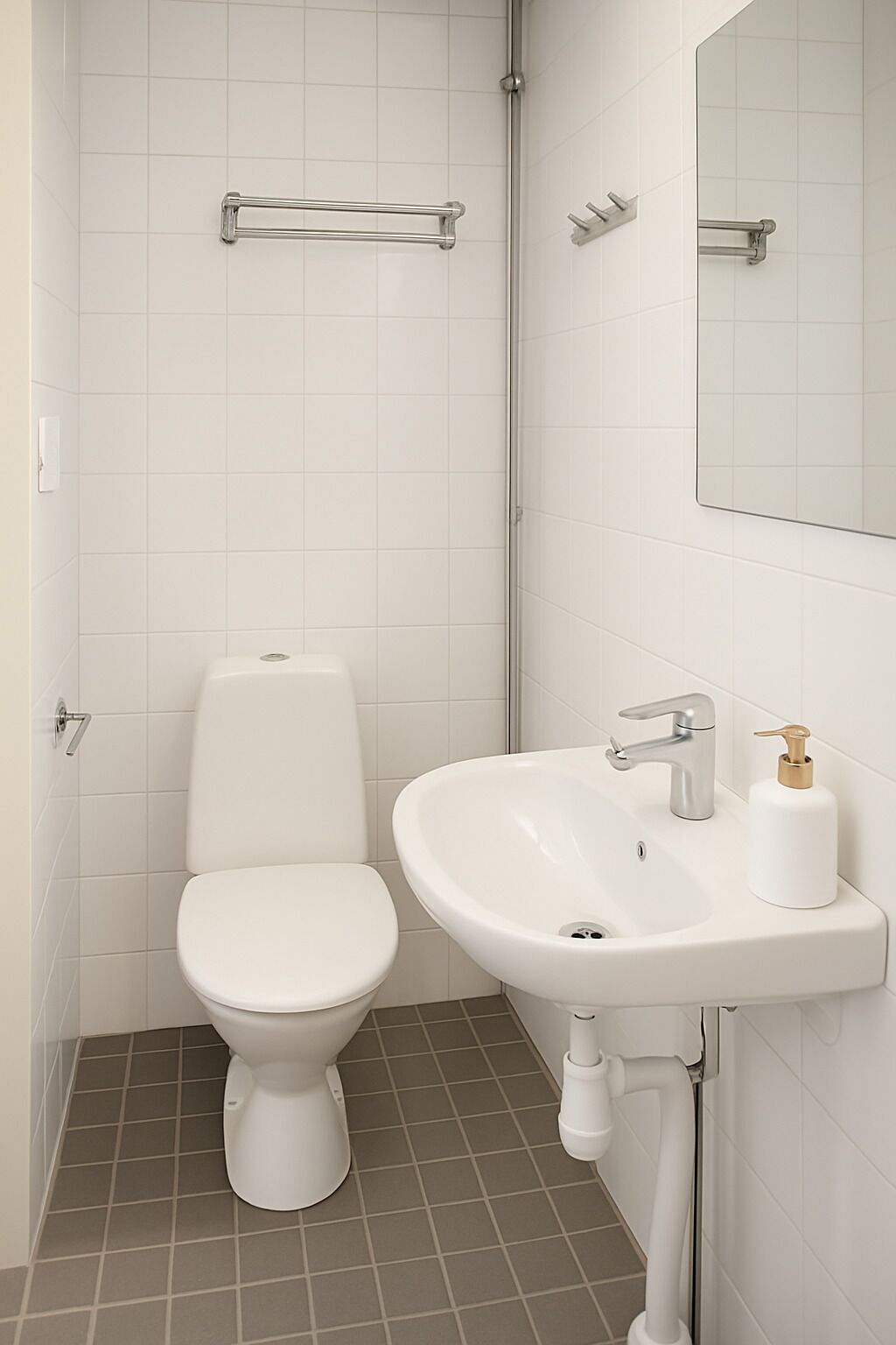 Un baño con inodoro, lavabo y espejo.