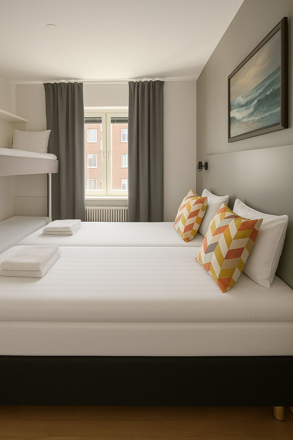 Ett hotellrum med en säng, ett fönster med gardiner, ett element och en tavla på väggen.
