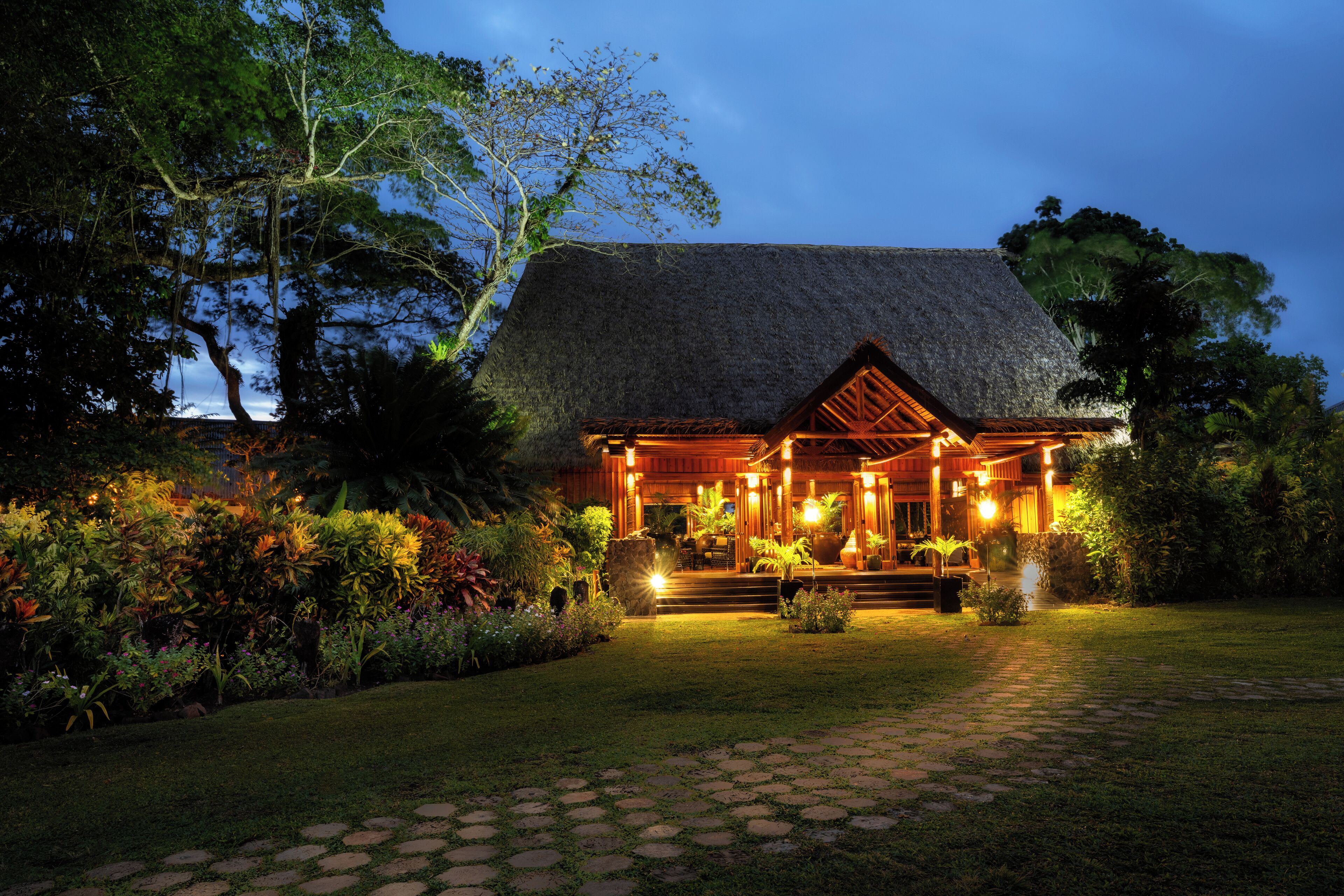 2 restaurants, breakfast served