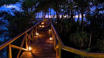 埃及棉床单、高档床上用品、加厚床垫、迷你吧（备有免费物品）