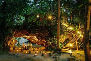 2 restaurants; breakfast, lunch, and dinner served - Namale Resort and Spa - Adults Only (Savusavu)