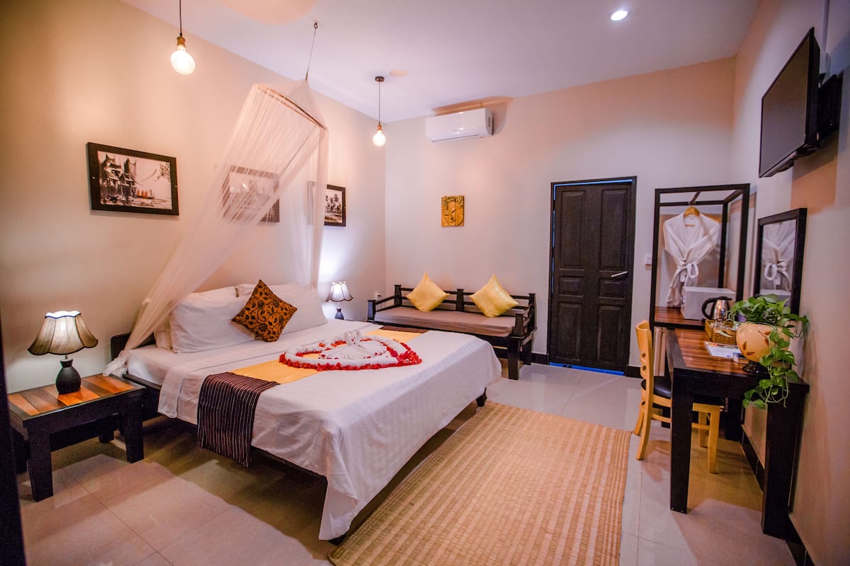 Superior King Room - Free Pickup | Ropa de cama de alta calidad, colchones Select Comfort, minibar