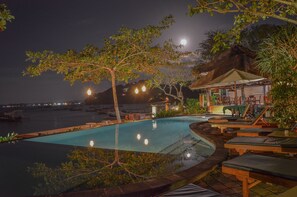 Outdoor pool, pool umbrellas - Tamarind Beach Bungalows (Lembongan Island)