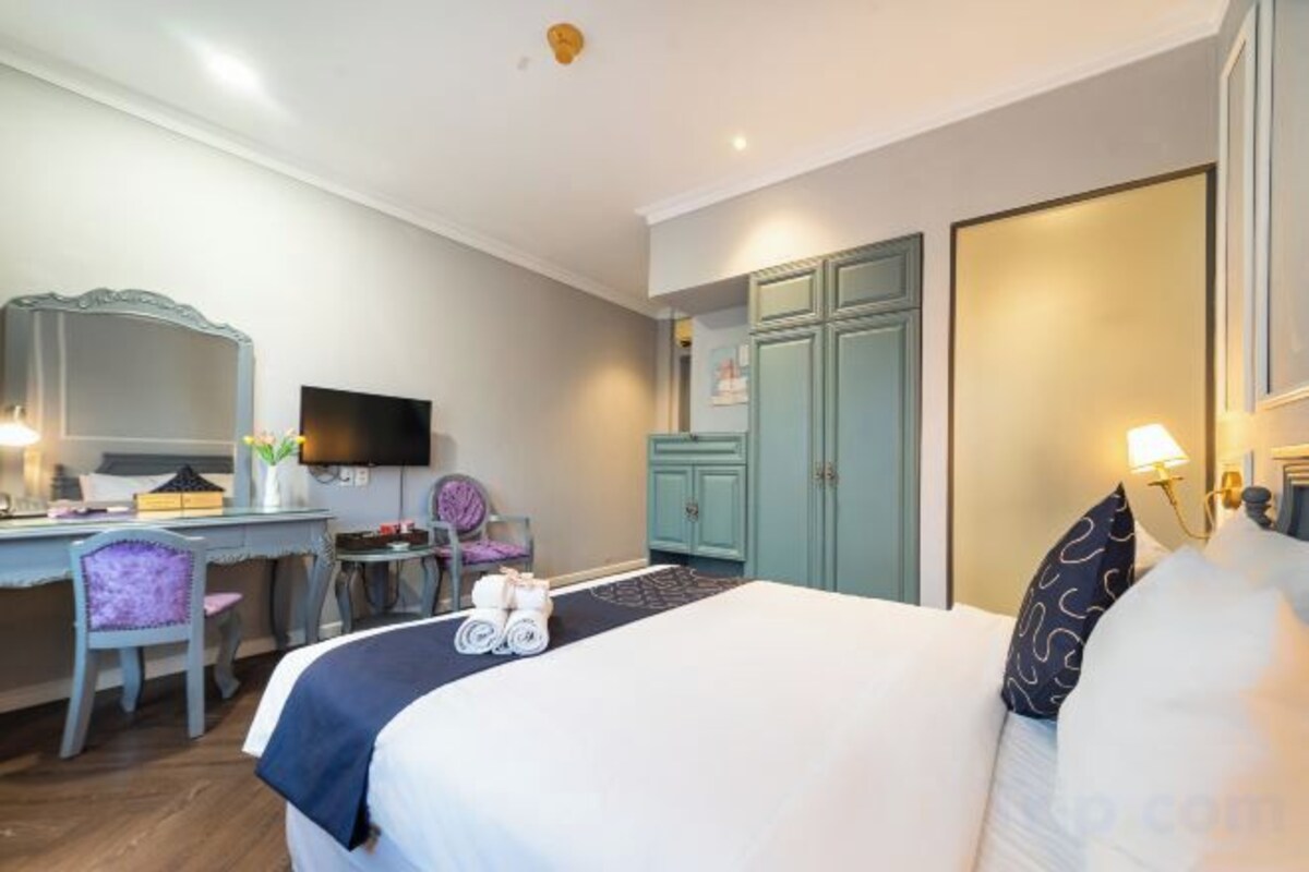 Minibar, desk, soundproofing, WiFi (free)