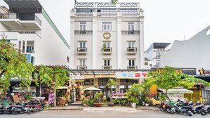 A hotel with a balcony, outdoor seating, and a sign for 'Stellar Boutique Hotel'. - Sabina Residence - Stellar Boutique Hotel (Ho Chi Minh City)
