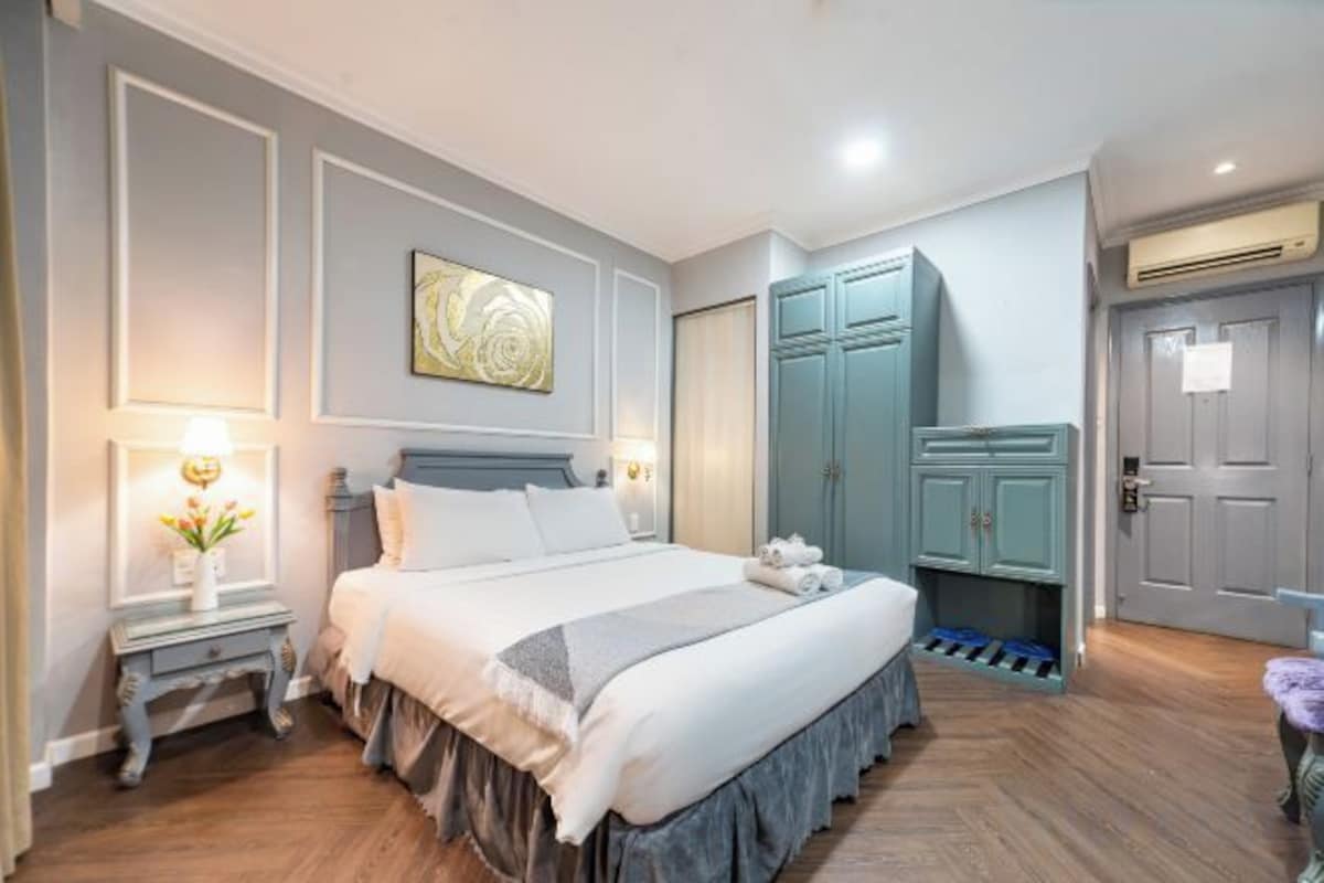 Minibar, desk, soundproofing, WiFi (free)
