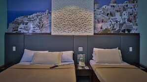 Une chambre d’hôtel avec deux lits, une table de chevet et un panneau décoratif mural.